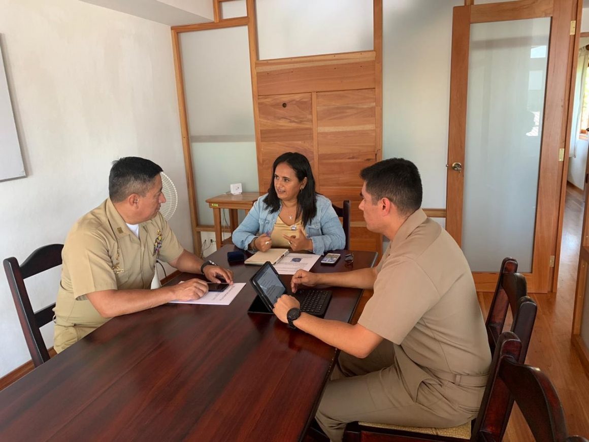 d9200683-7d93-446c-bd38-bec3e39a200a Representante de WildAid Galápagos mantiene reunión de trabajo con el Director Regional de los Espacios Acuáticos y Guardacostas Insular (DIRGIN).