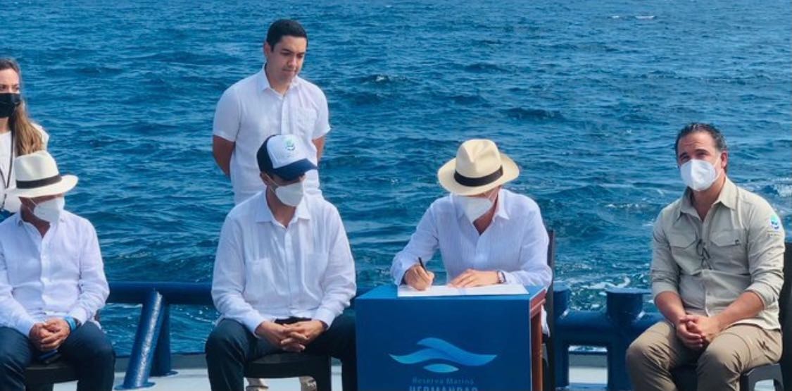 1 (5) Felicitamos al Gobierno del Ecuador por la creación de la Nueva Reserva Marina Hemandad.