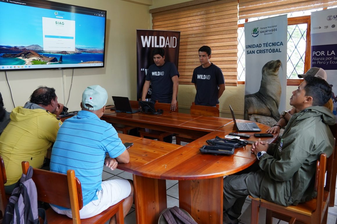 2 Guardaparques se capacitan para mejorar la protección de la Reserva Marina de Galápagos con tecnología y sistemas de información