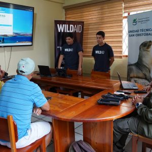 2 Guardaparques se capacitan para mejorar la protección de la Reserva Marina de Galápagos con tecnología y sistemas de información