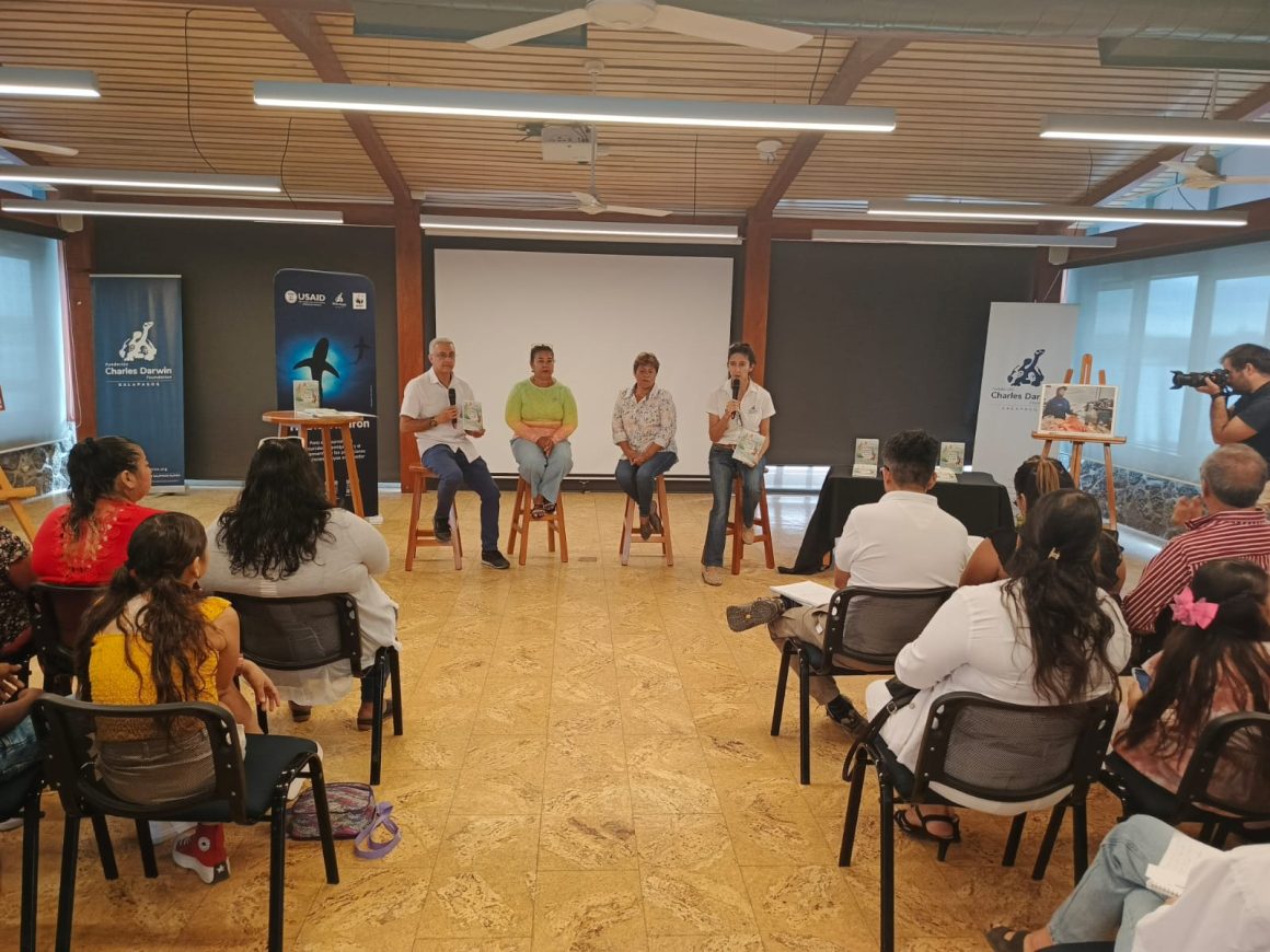 Inauguran exposición fotográfica que retrata la contribución de las mujeres en la pesca artesanal de Galápagos
