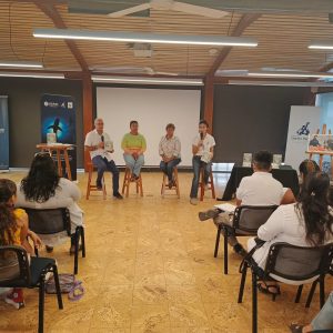 Inauguran exposición fotográfica que retrata la contribución de las mujeres en la pesca artesanal de Galápagos